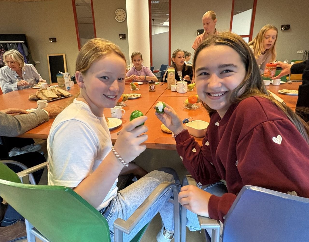 Emma en Zuzanne kletsen wat af en hebben geen tijd voor hun eitje (foto: Karin Kamp).