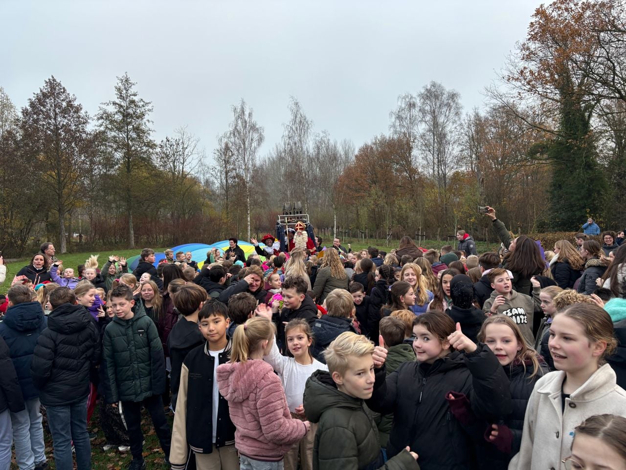 De kinderen gingen op de foto met Sinterklaas die per luchtballon aankwam in Schijndel (foto: Wilco Zonneveld).
