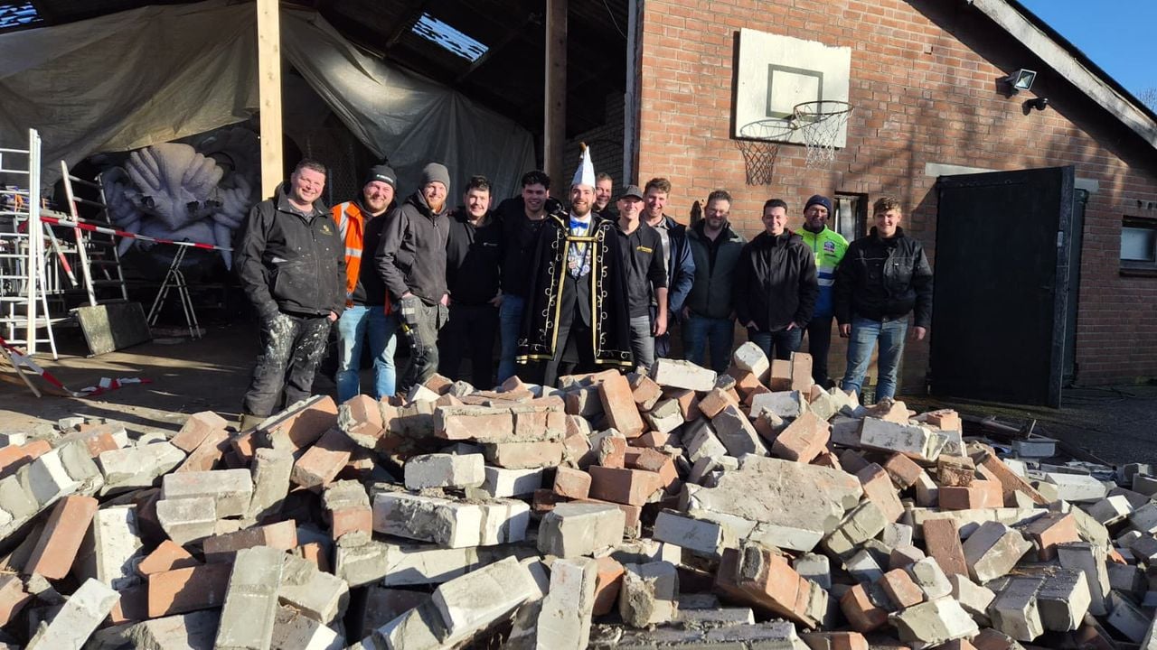 De mannen van carnavalsvereniging Goei Geknoei voor de gesloopte loods in Reek (foto: Omroep Brabant).