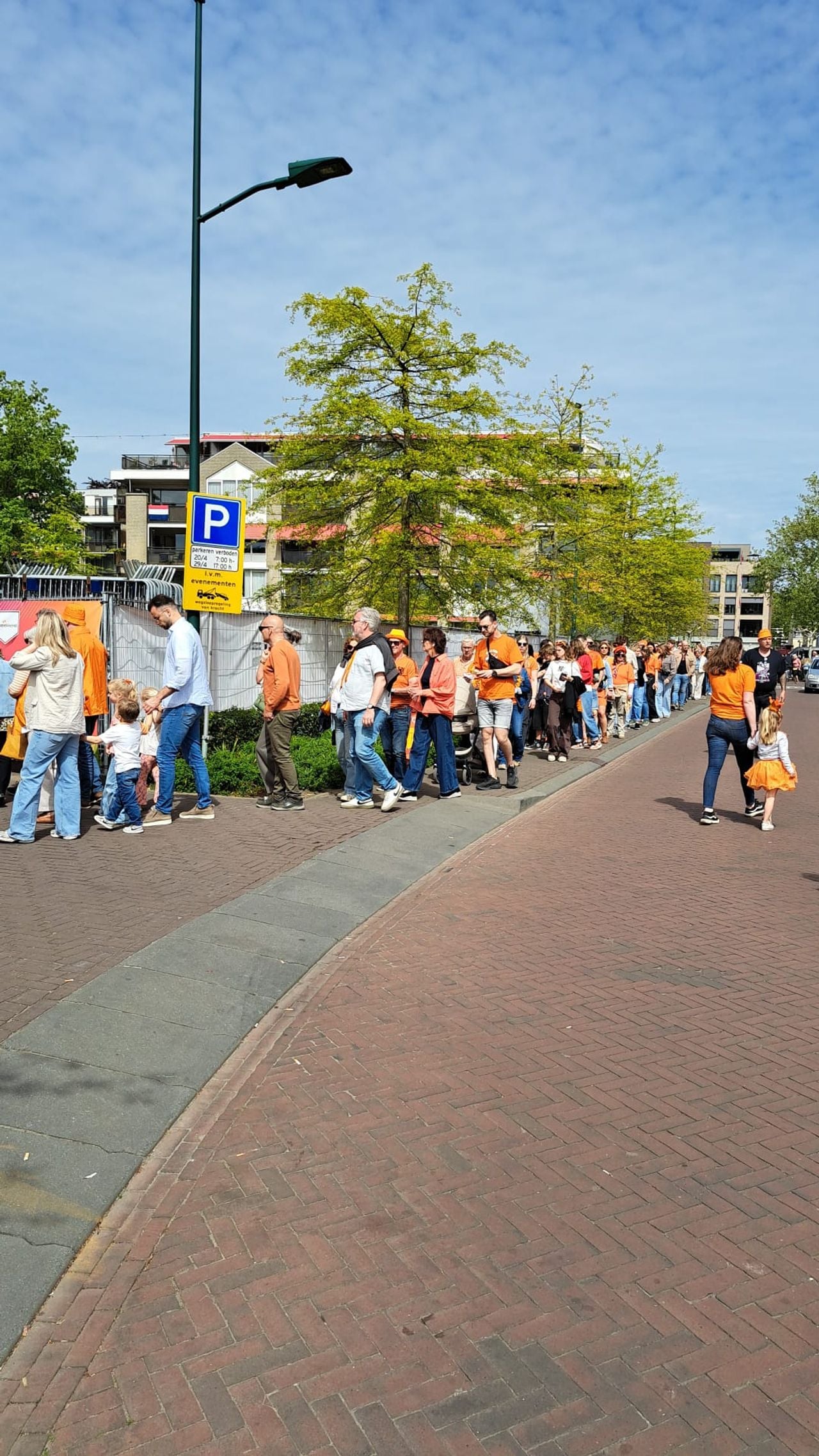 De rij voor het Oranjeparkfestival in Dongen is lang. 