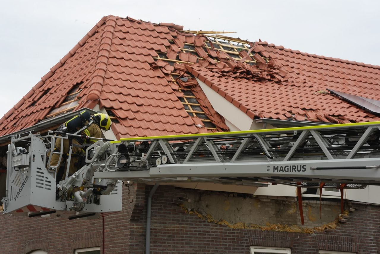 De schade aan het dak is enorm (foto: Erik Haverhals / Persbureau Heitink).