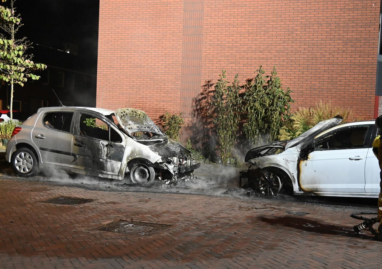 Twee autobranden in Breda (foto: Perry Roovers / Persbureau Heitink).
