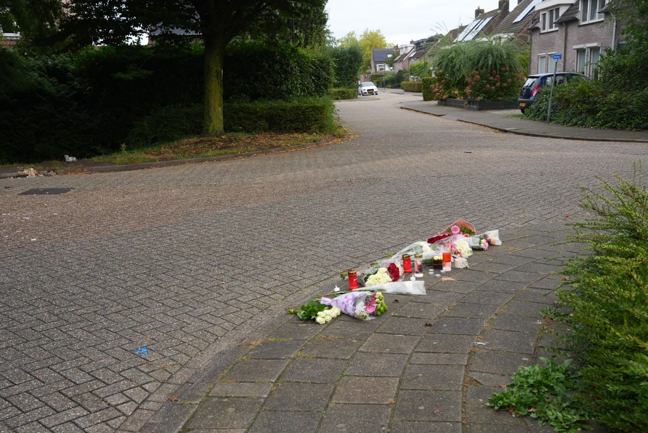 Vrienden en bekenden legden bloemen neer op de plek van het ongeluk (foto: Erik Haverhals/Persbureau Heitink).