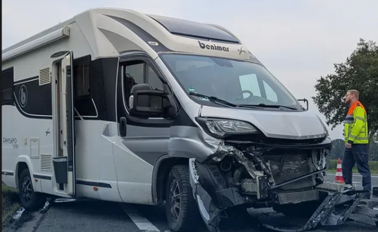 Ongeluk met camper en twee auto's op de A58 (foto: politie Best Oirschot/Instagram).