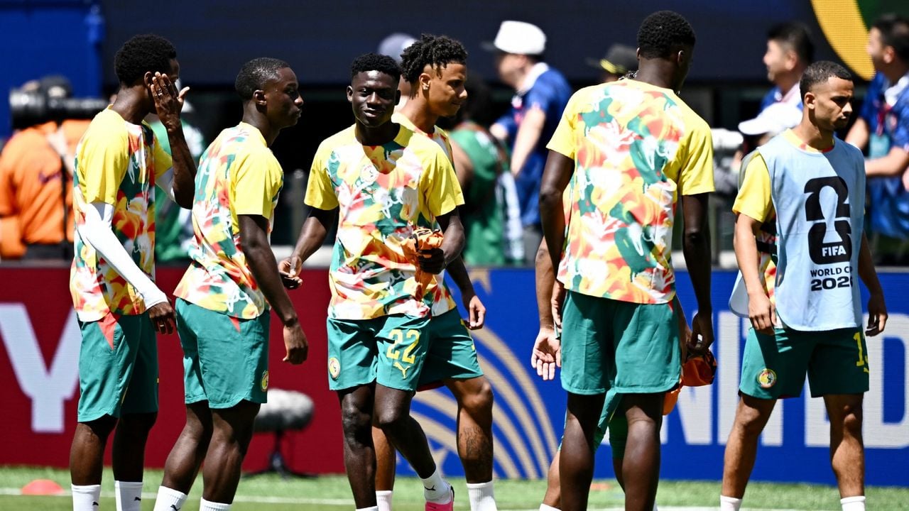 Spelers van Senegal tijdens de warming-up  -  Reuters
