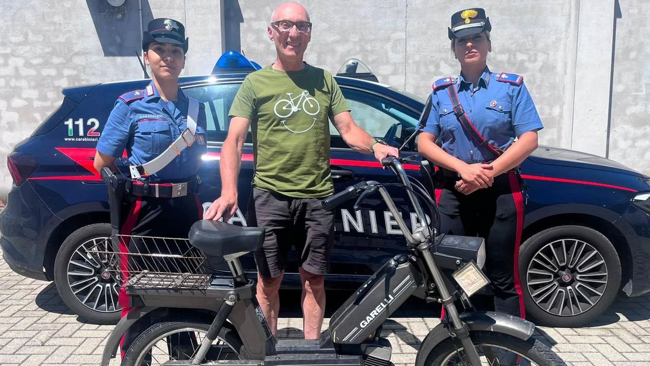 Antonio Smiglio met zijn teruggevonden Garelli  -  Carabinieri Volpiano