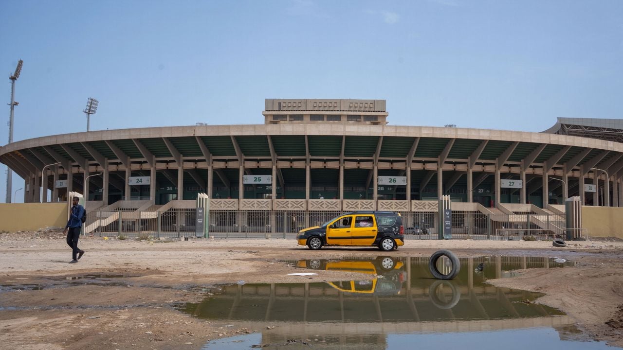 Taxi buiten het Léopold Sédar Senghor-stadion  -  Maurice Lede/NOS