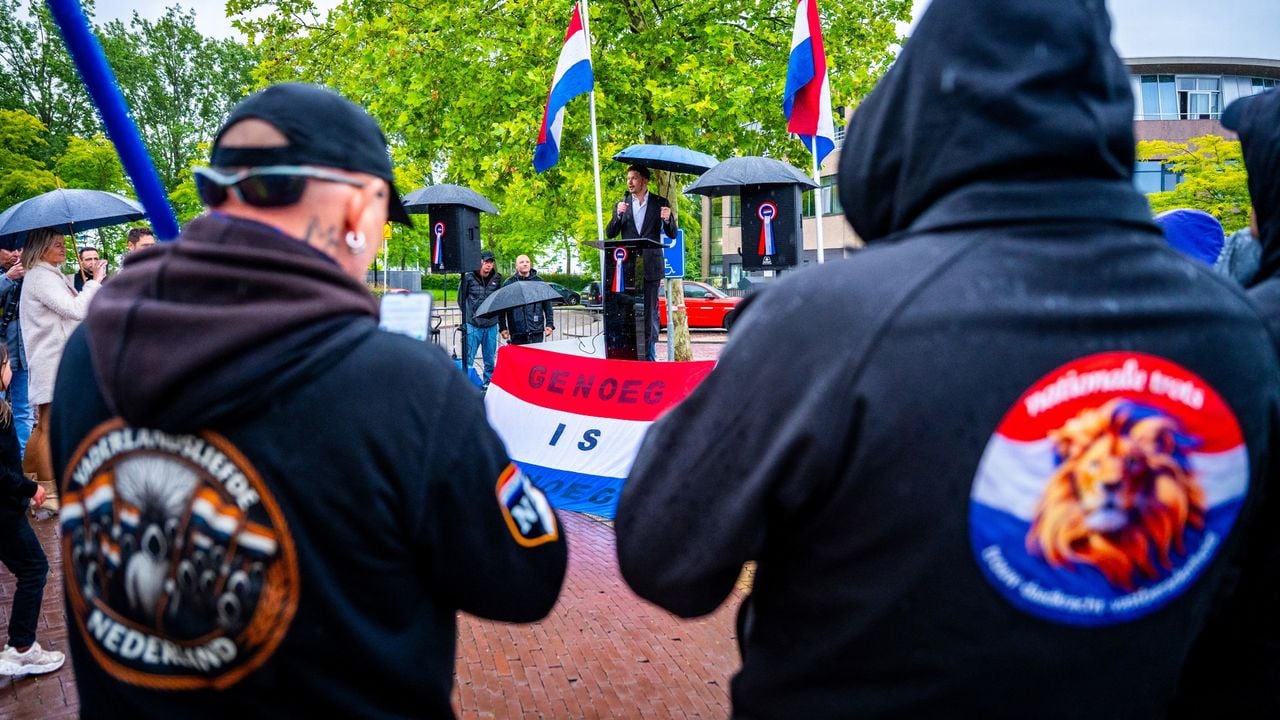 Deelnemers aan een protest tegen de komst van een AZC in Nieuwveen, eerder deze week  -  ANP