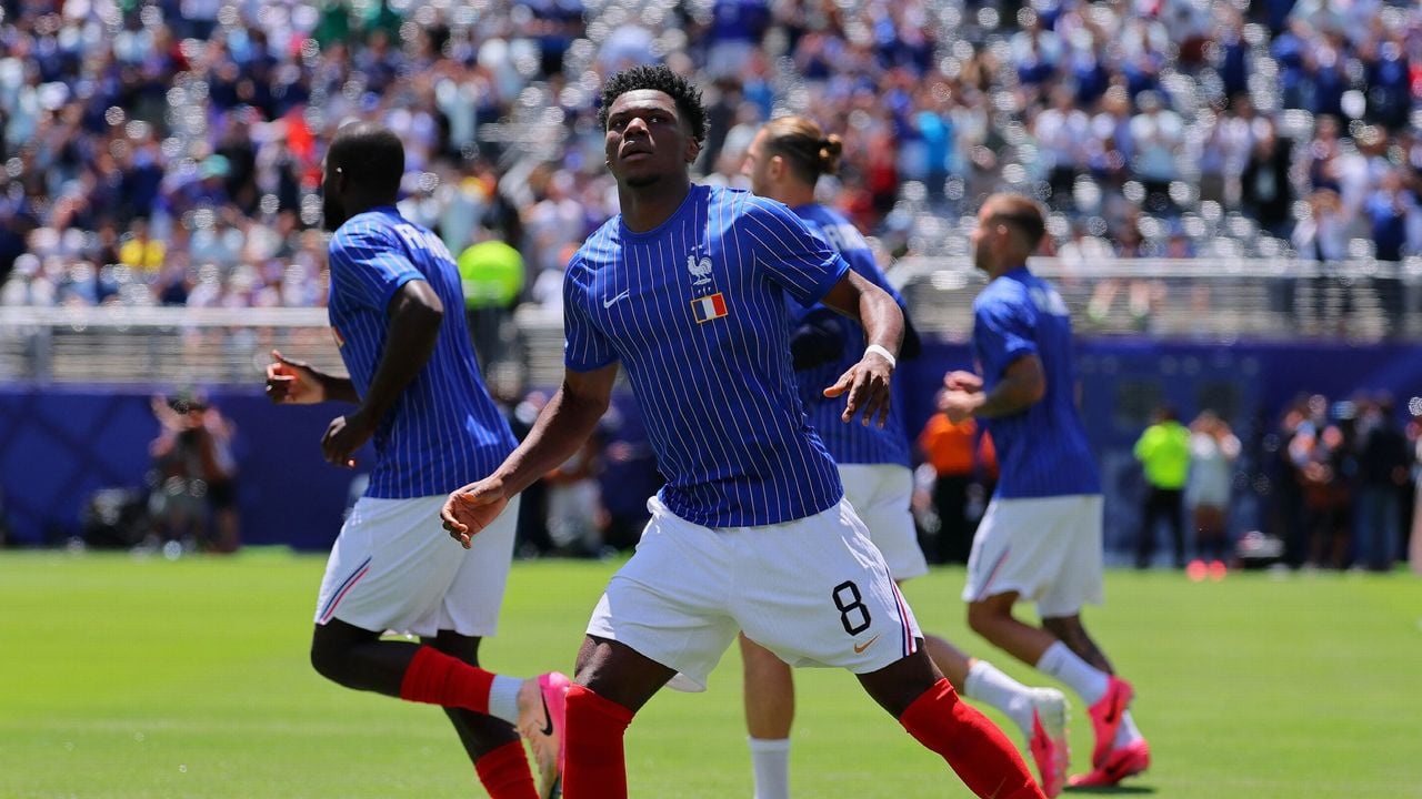 Spelers van Frankrijk in de warming-up  -  Reuters