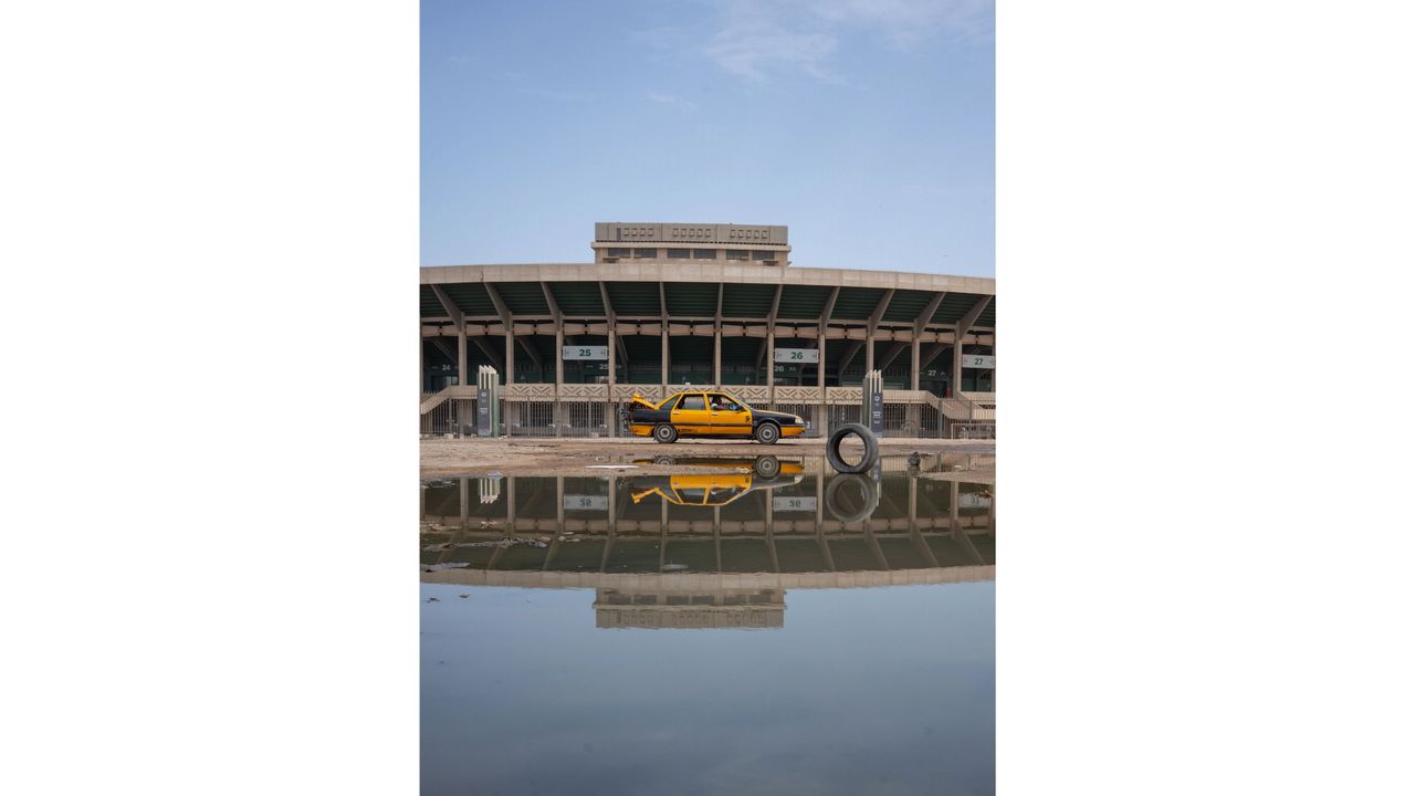Taxi buiten het Léopold Sédar Senghor-stadion  -  Maurice Lede/NOS