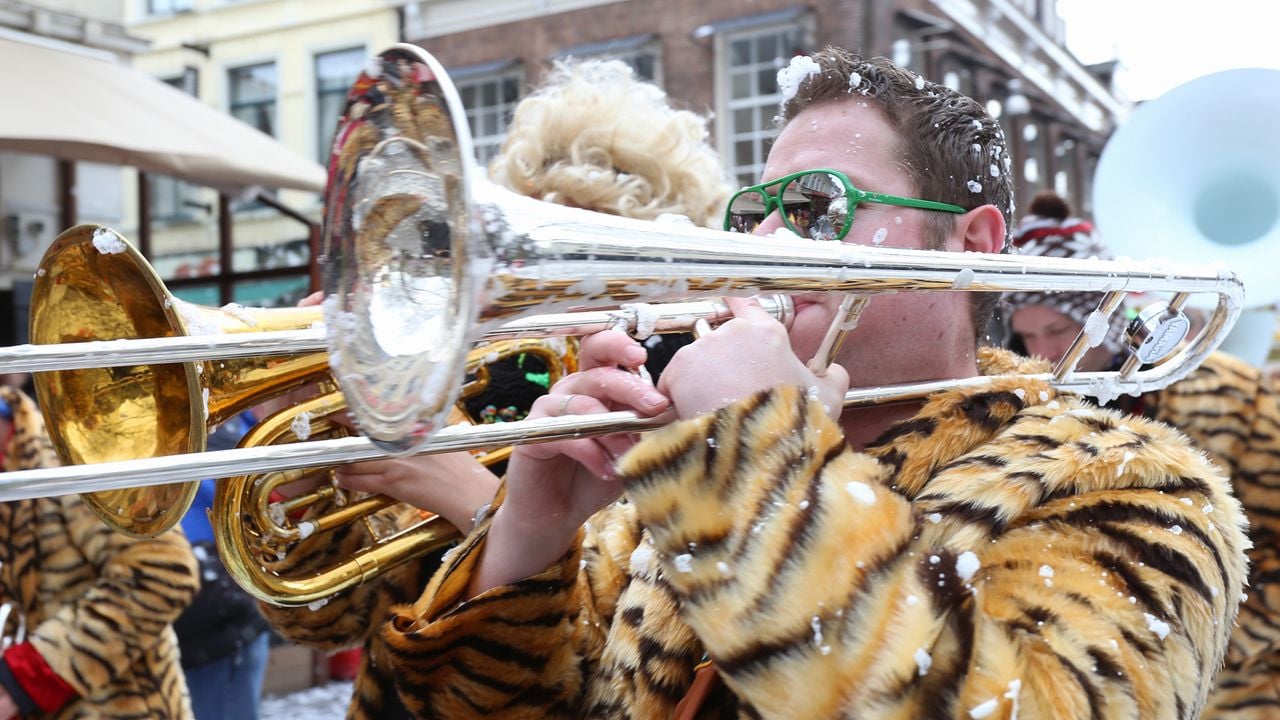 Zes blaaskapellen zorgen voor gezellige muziek op de Markt in Breda (Foto: Karin Kamp).