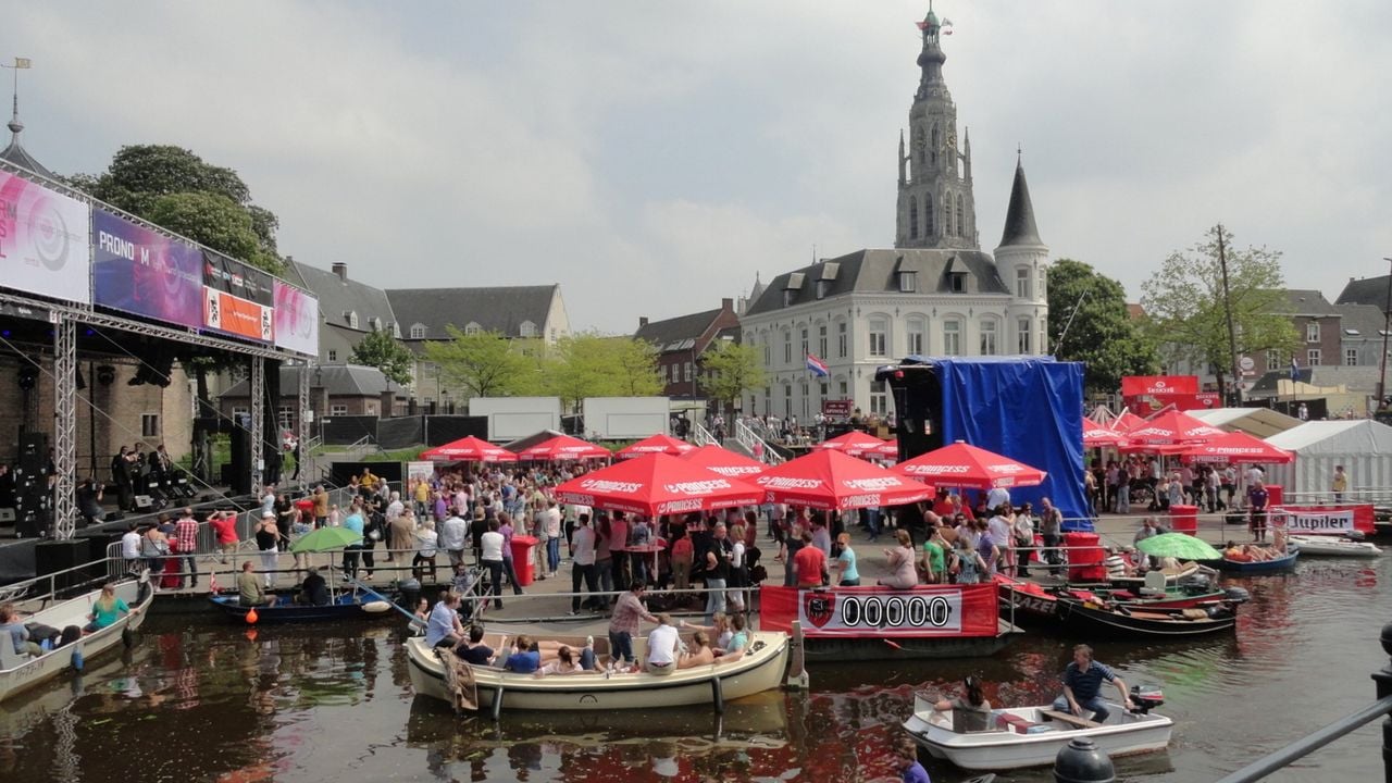 Het ponton met podium in het Spanjaardsgat met Breda Jazz (foto: Omroep Brabant).