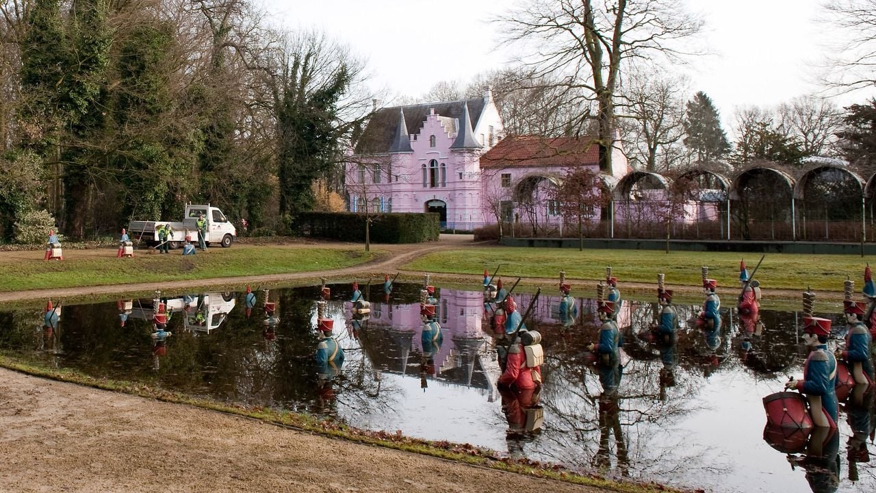 Het roze kasteel met de versteende soldaten in de hofvijver (foto: archief)