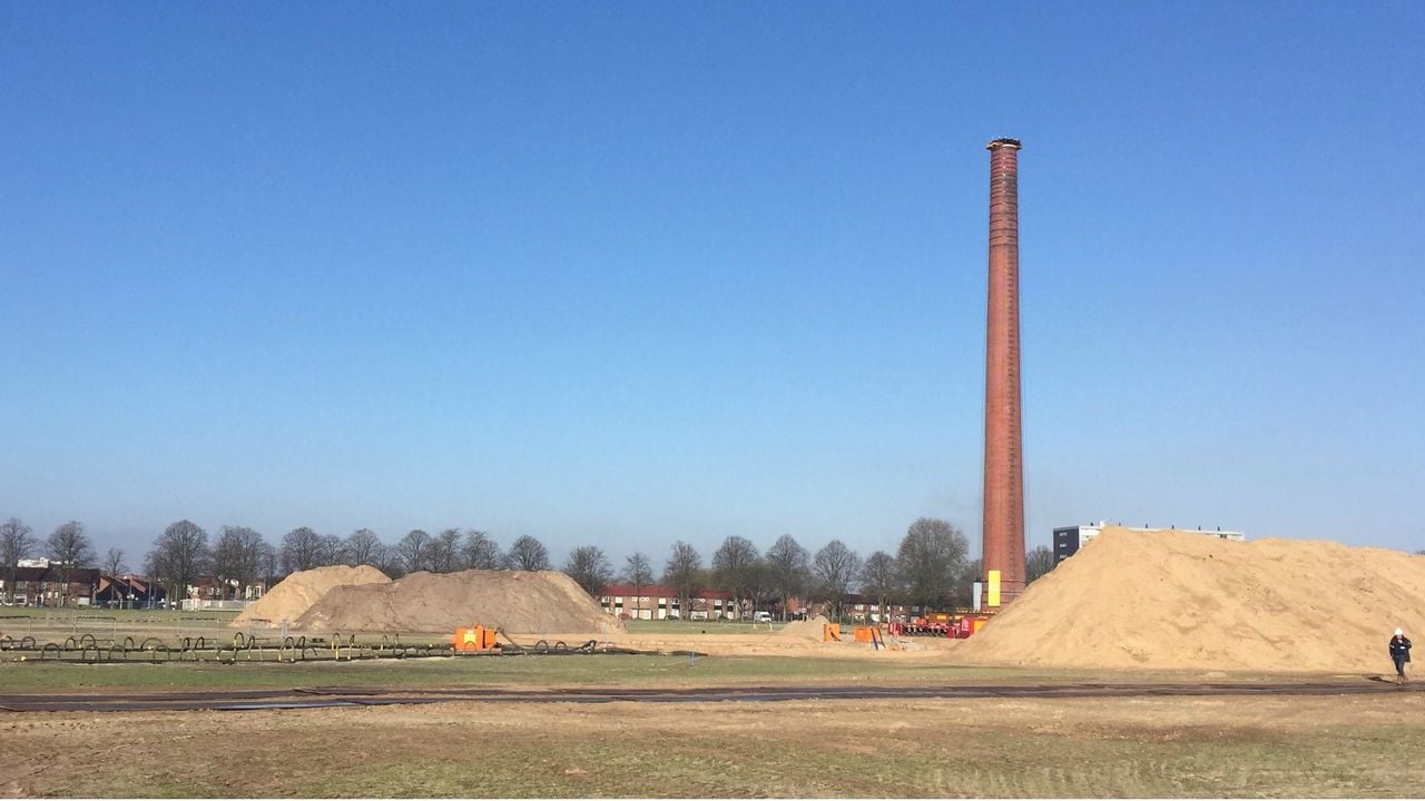 De markante schoorsteen wordt 450 meter verplaatst (foto: Rogier van Son).