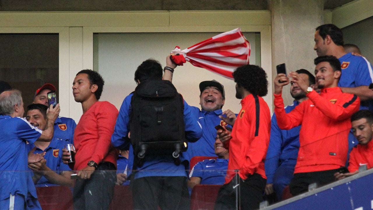 Diego Maradona zwaaiend met PSV-shirt (foto: Martijn de Bie).