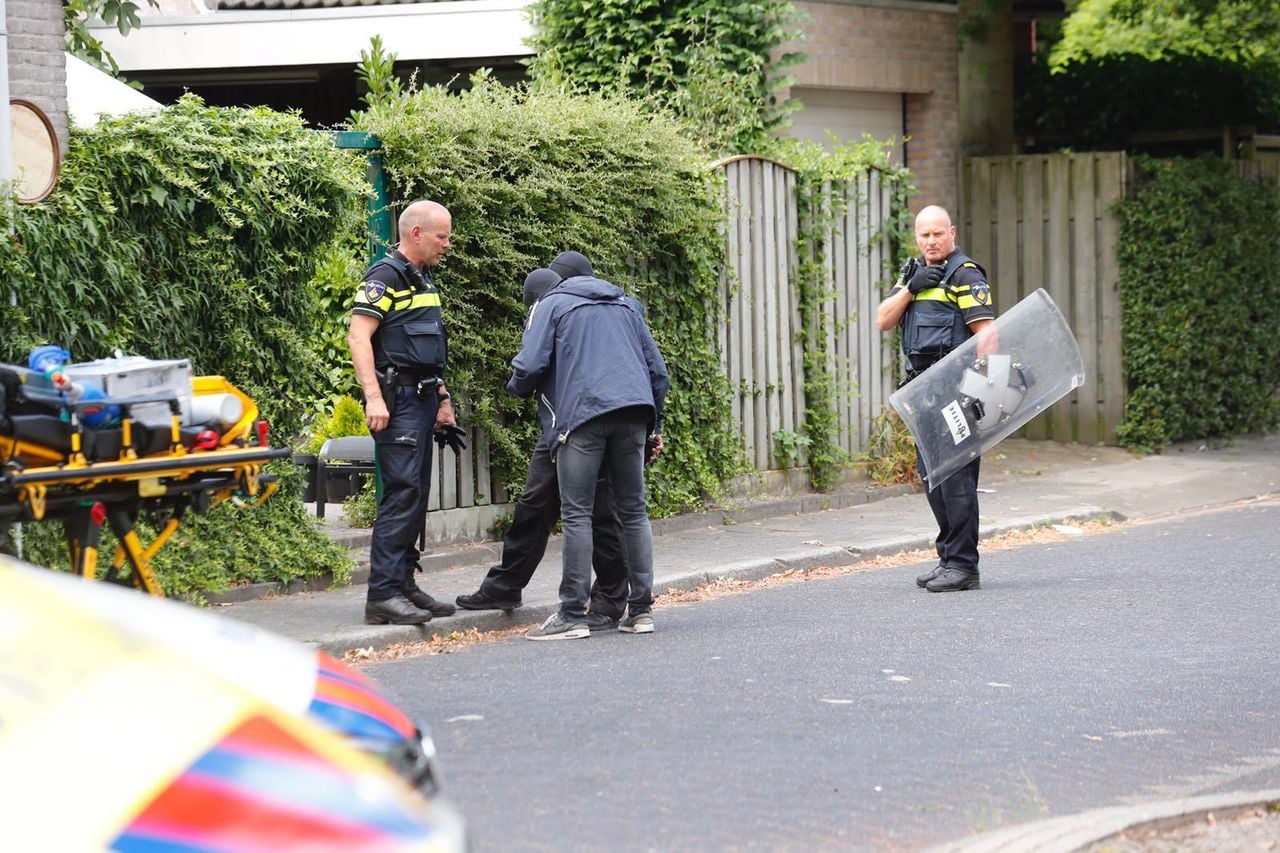De politie en onderhandelaars in Eindhoven. Foto: SQ Vision Mediaprodukties