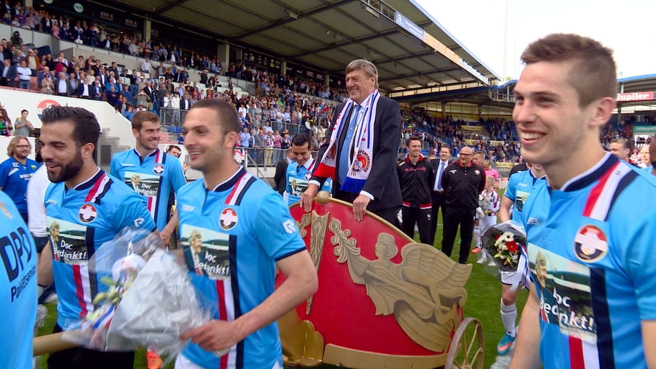 Jan Vioen wordt op een kar door het stadion getrokken