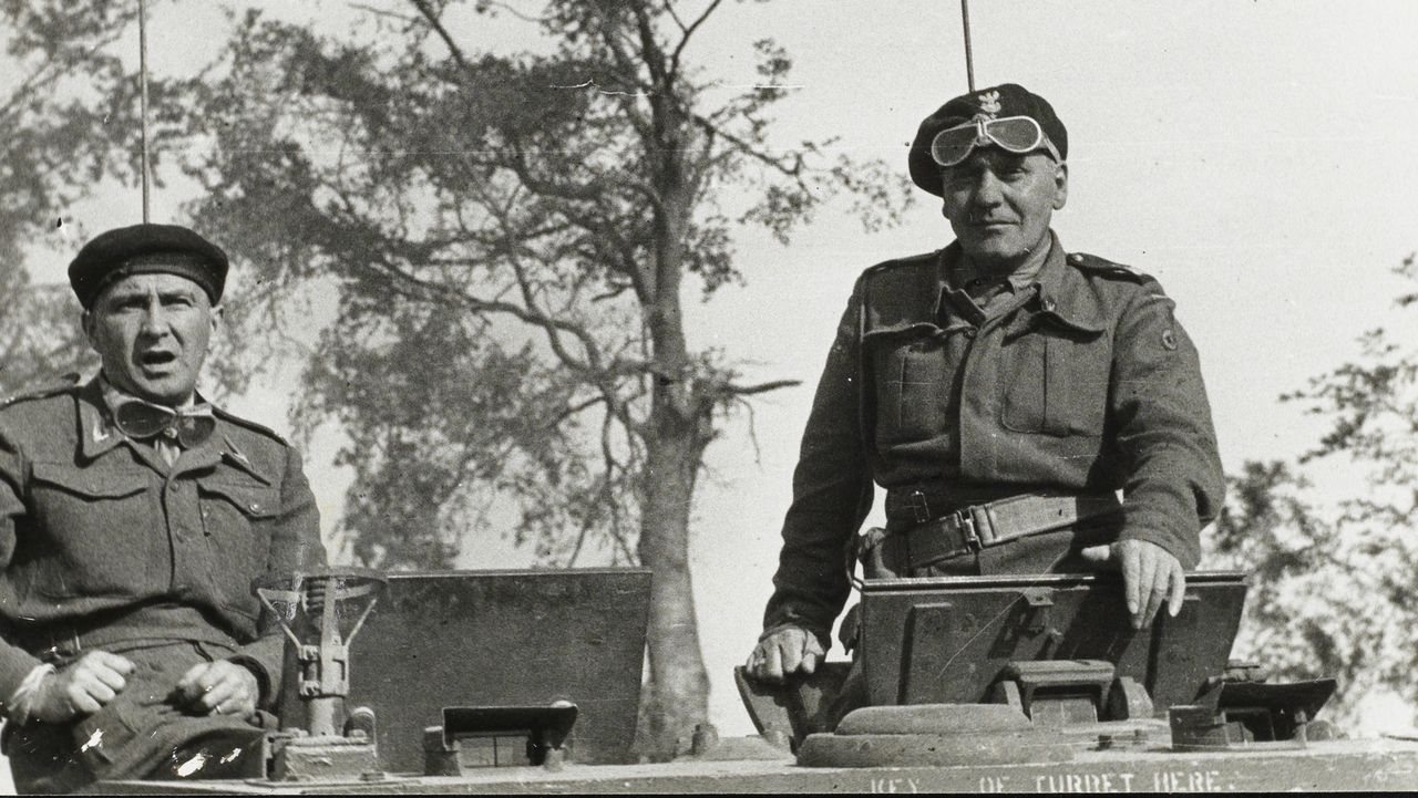 Generaal Maczek aan boord van de Cromwelltank. Een foto uit de collectie van het Maczekmuseum in Breda. 