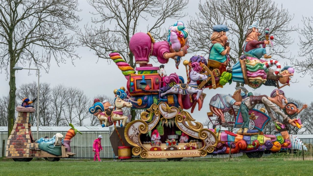 Een carnavalswagen van Bouwclub de Waterstraot uit Halsteren.
