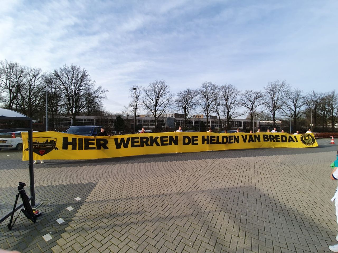 NAC-fans betuigen hun steun met dit spandoek. (foto: Ronald Sträter).