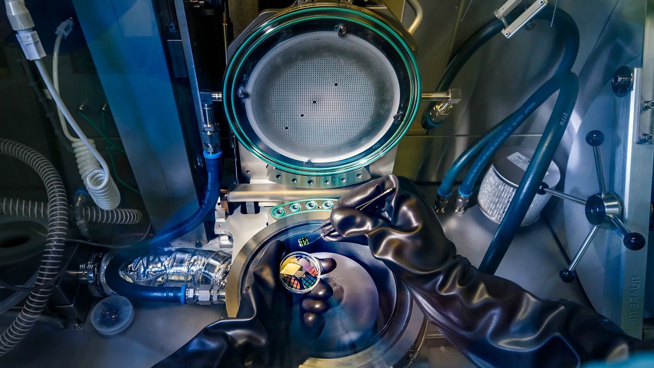 Deze machine werd gebruikt voor de nieuwe chips (Foto: Nando Harmsen)