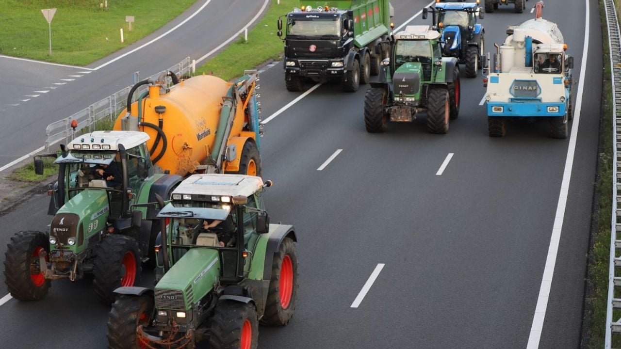 Boze boeren blokkeerden vrijdagavond delen van de A2. Foto: Omroep Brabant