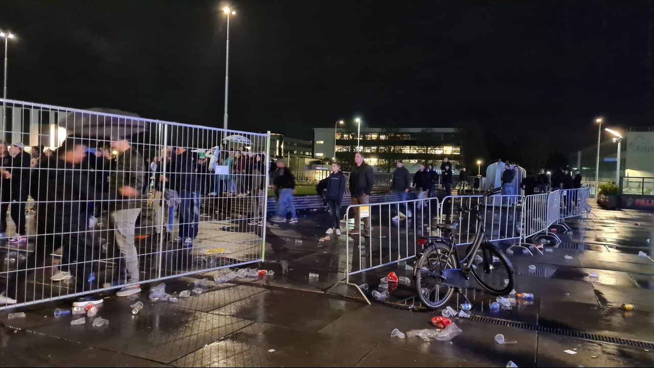 Op deze plek kunnen fans zo het plein oplopen (foto: Noël van Hooft).