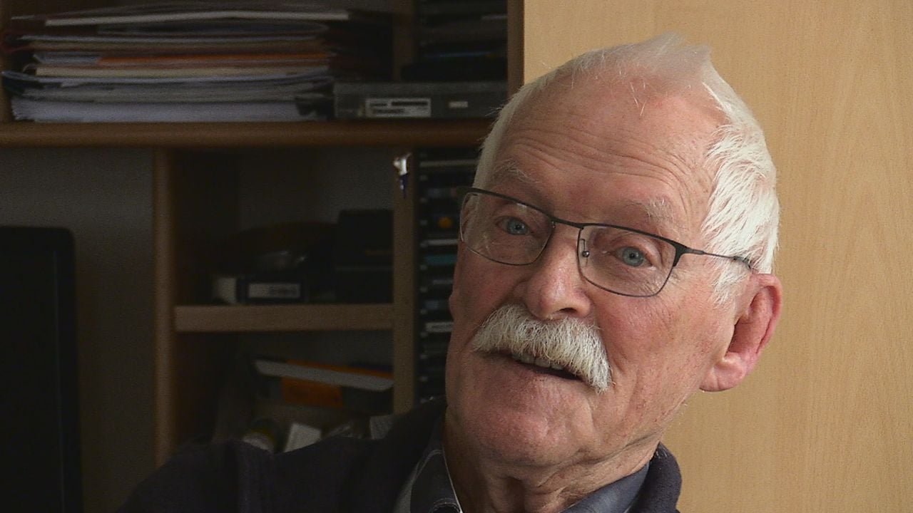 Koos Nieuwenhuizen beschrijft de dubbele moord op de broers Van Zelst (foto: Omroep Brabant).