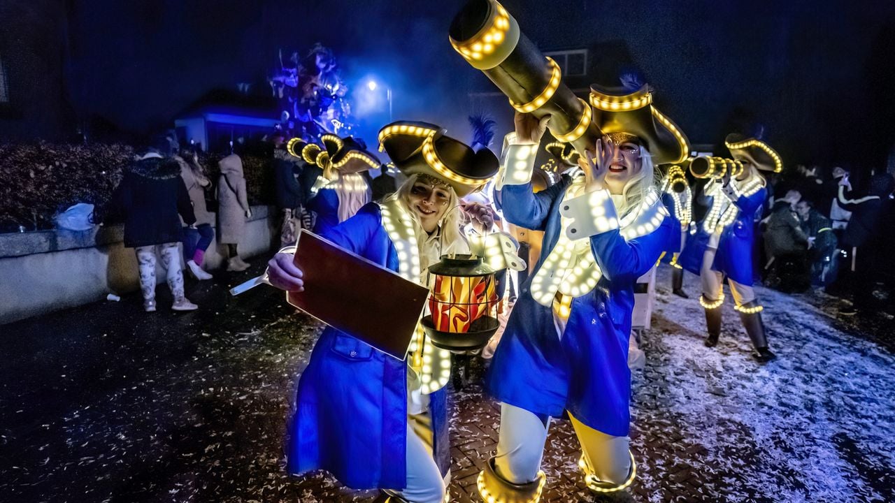 De lichtjesoptocht in Zwammegat (Standdaarbuiten)(foto: EYE4images).