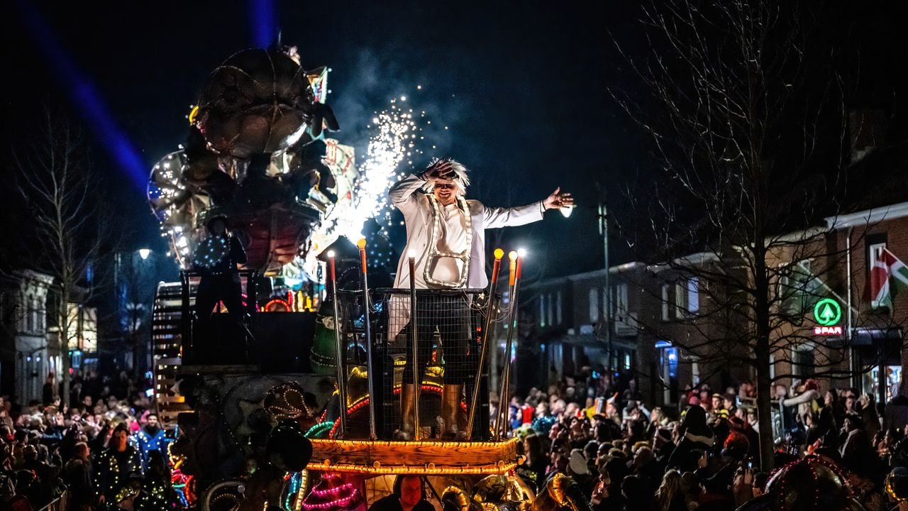 De lichtjesoptocht in Zwammegat (Standdaarbuiten)(foto: EYE4images).