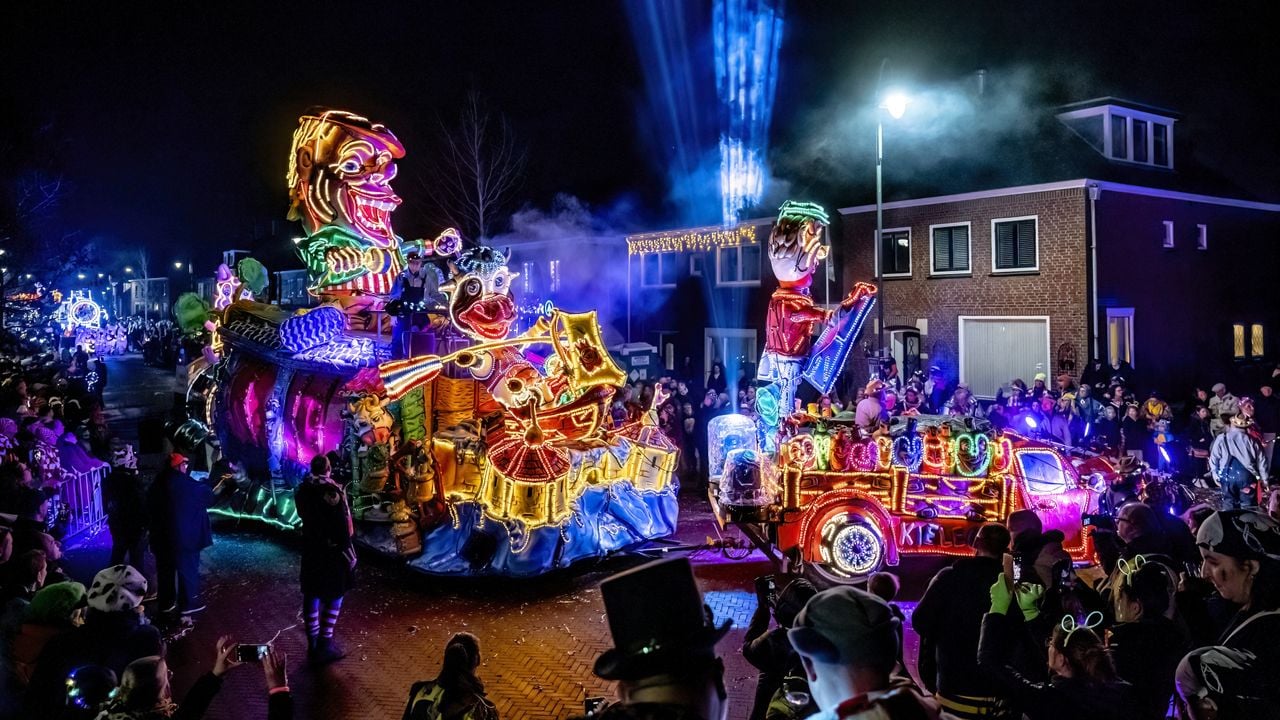 De lichtjesoptocht in Zwammegat (Standdaarbuiten)(foto: EYE4images).