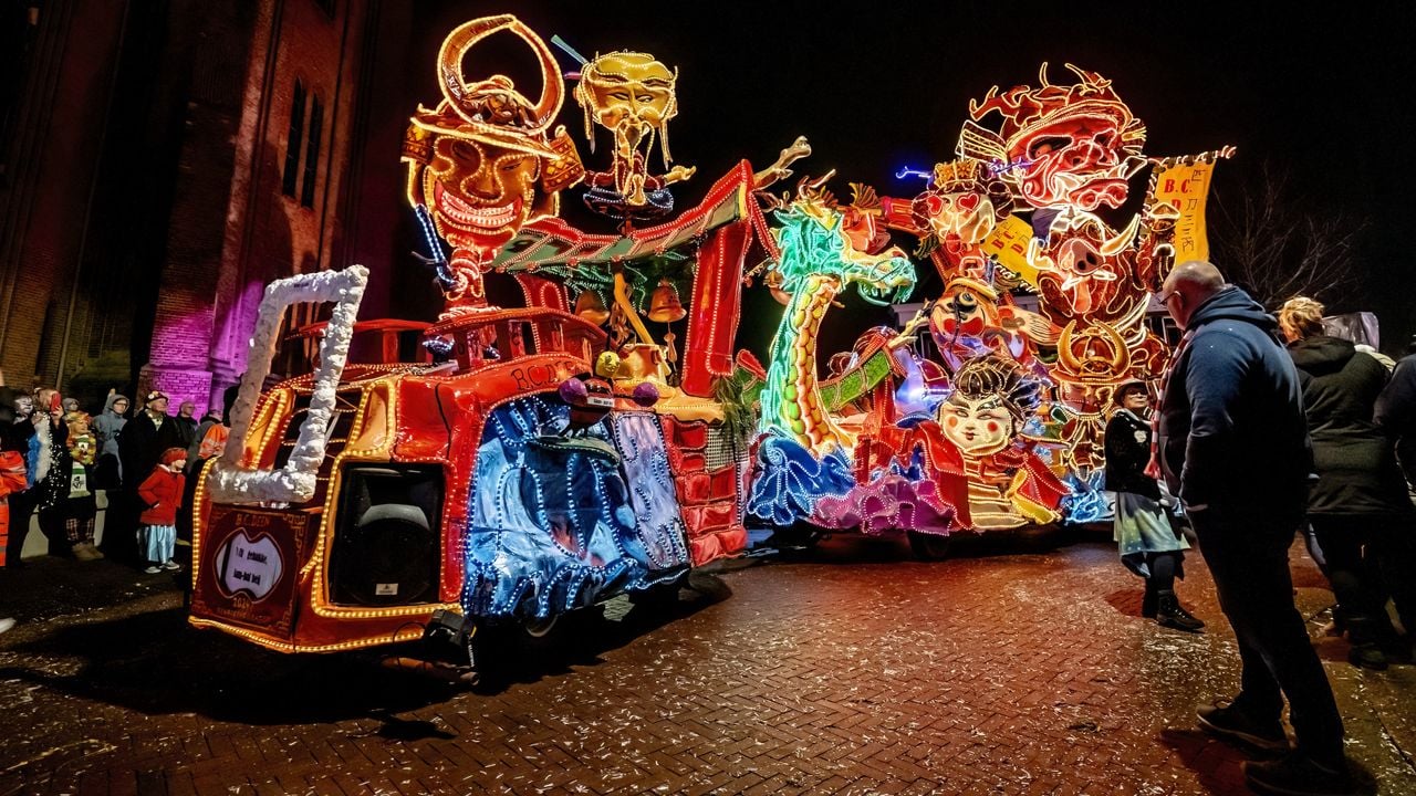De lichtjesoptocht in Zwammegat (Standdaarbuiten)(foto: EYE4images).