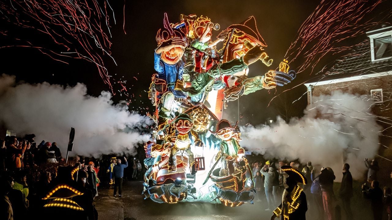 De lichtjesoptocht in Zwammegat (Standdaarbuiten)(foto: EYE4images).