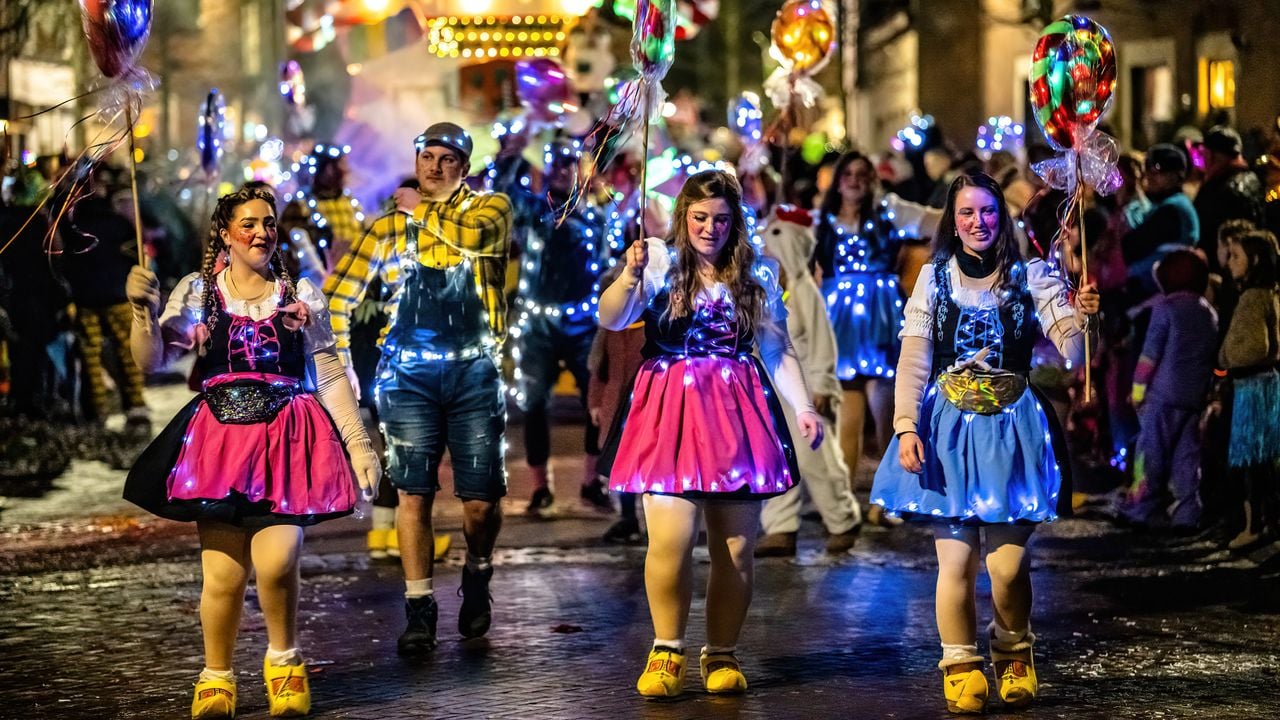 De lichtjesoptocht in Zwammegat (Standdaarbuiten)(foto: EYE4images).