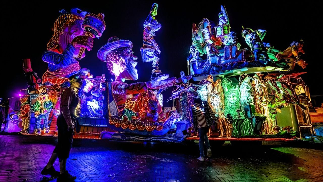 De lichtjesoptocht in Zwammegat (Standdaarbuiten)(foto: EYE4images).