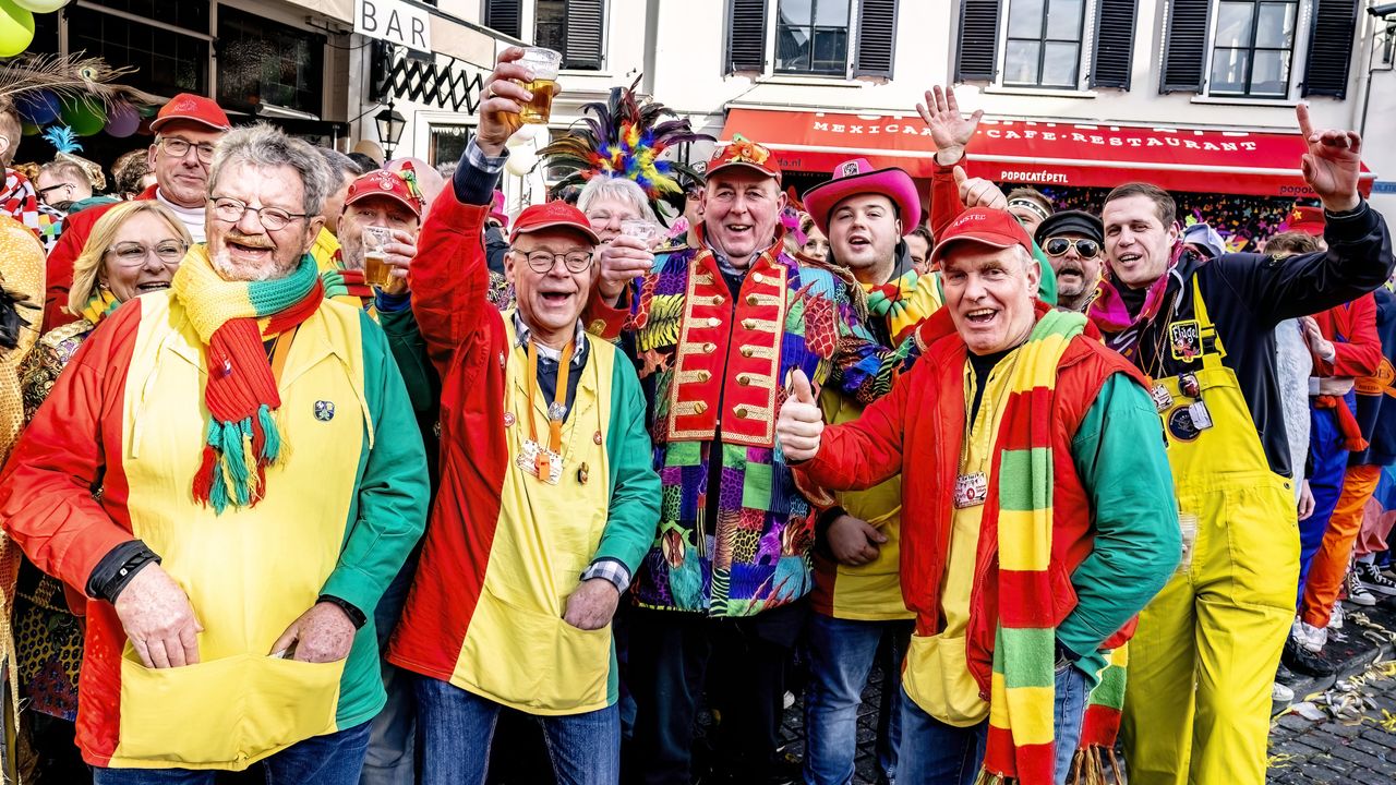 Leut op de Havermartk tijd de grote optocht van ut Kielegat (EYE4Images).