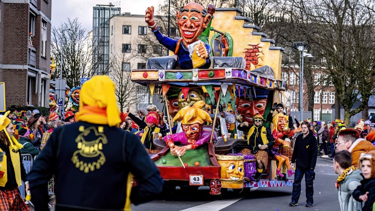 De grote optocht van ut Kielegat trekt door de stad (Eye4images).