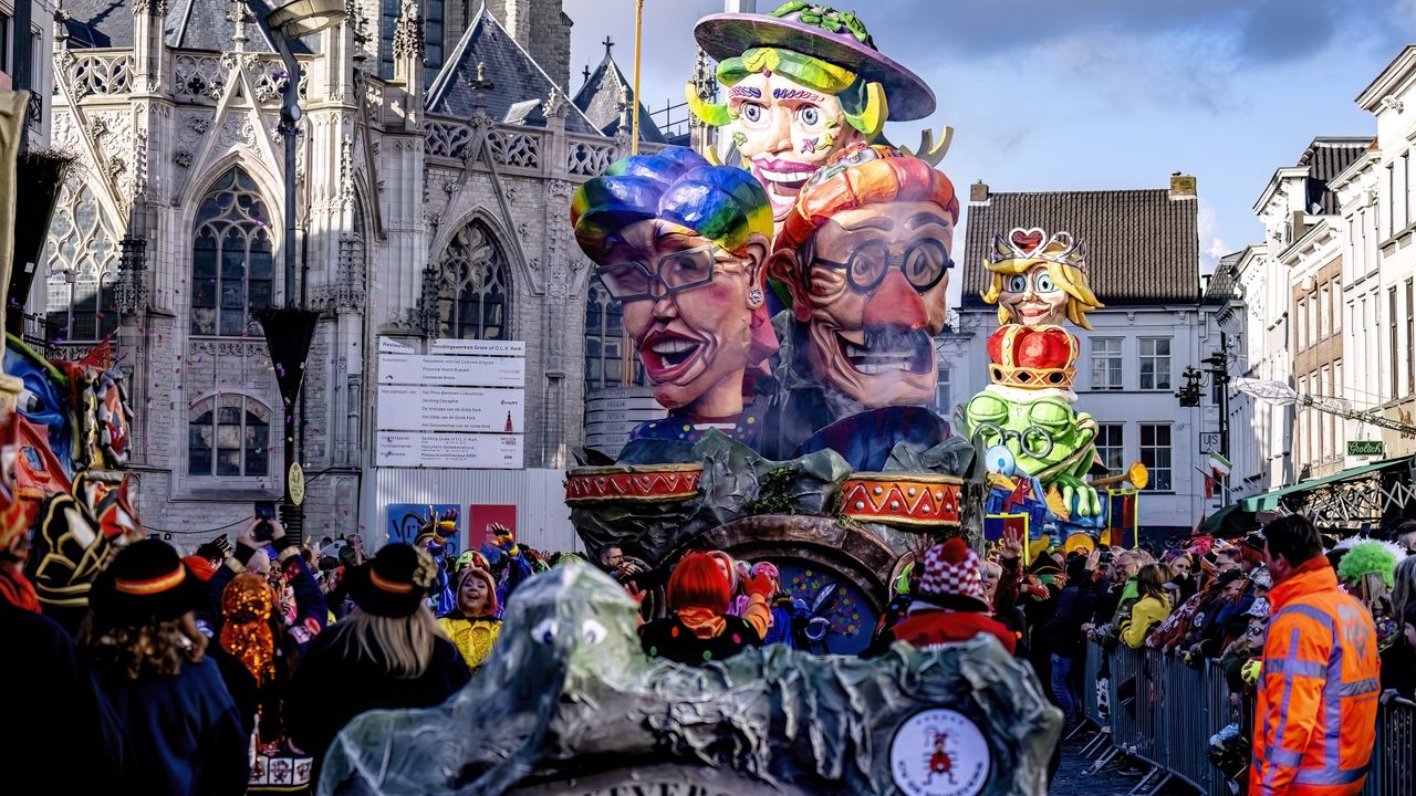 De grote optocht van ut Kielegat langs de Grote Kerk (Eye4Images).