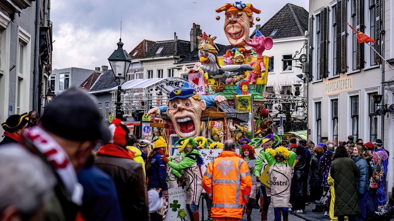 De praalwagens in de grote optocht van ut Kielegat zijn metershoog (foto: Eye4images).