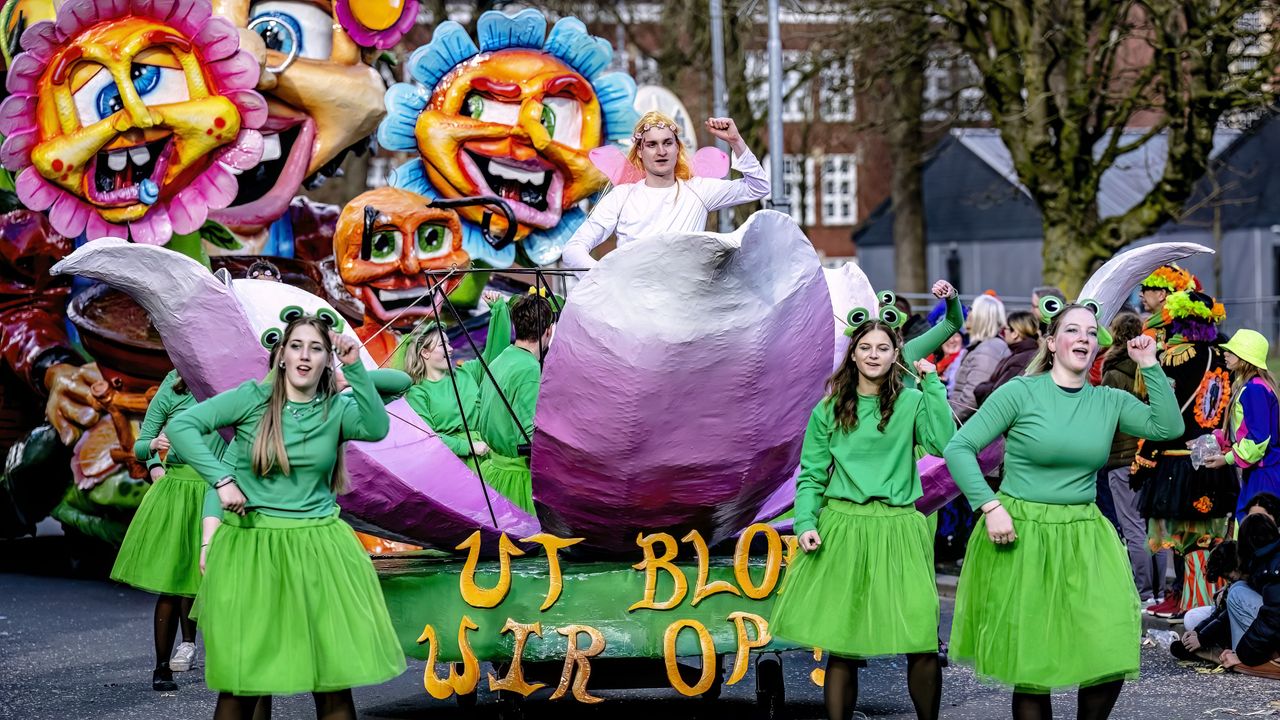 Dansen tijdens grote optocht van ut Kielegat (foto: Eye4images).