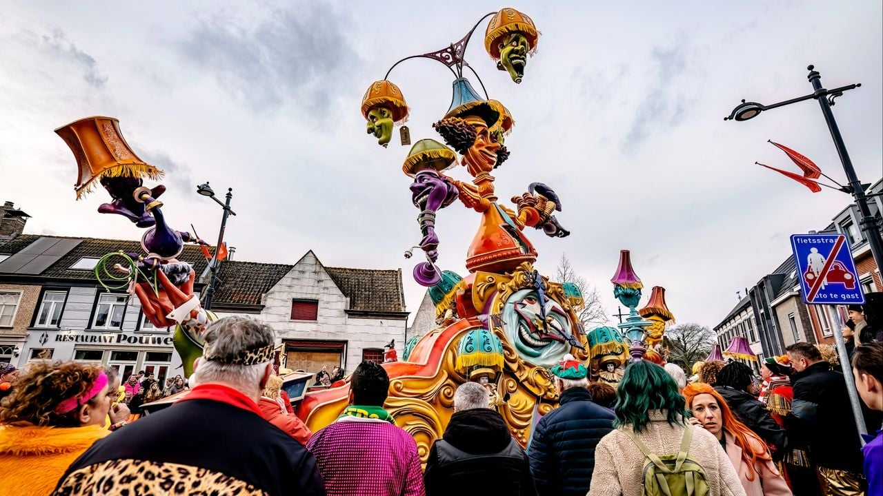 Drukte bij de grote optocht in Peejenland (Hoeven)(foto: EYE4images).
