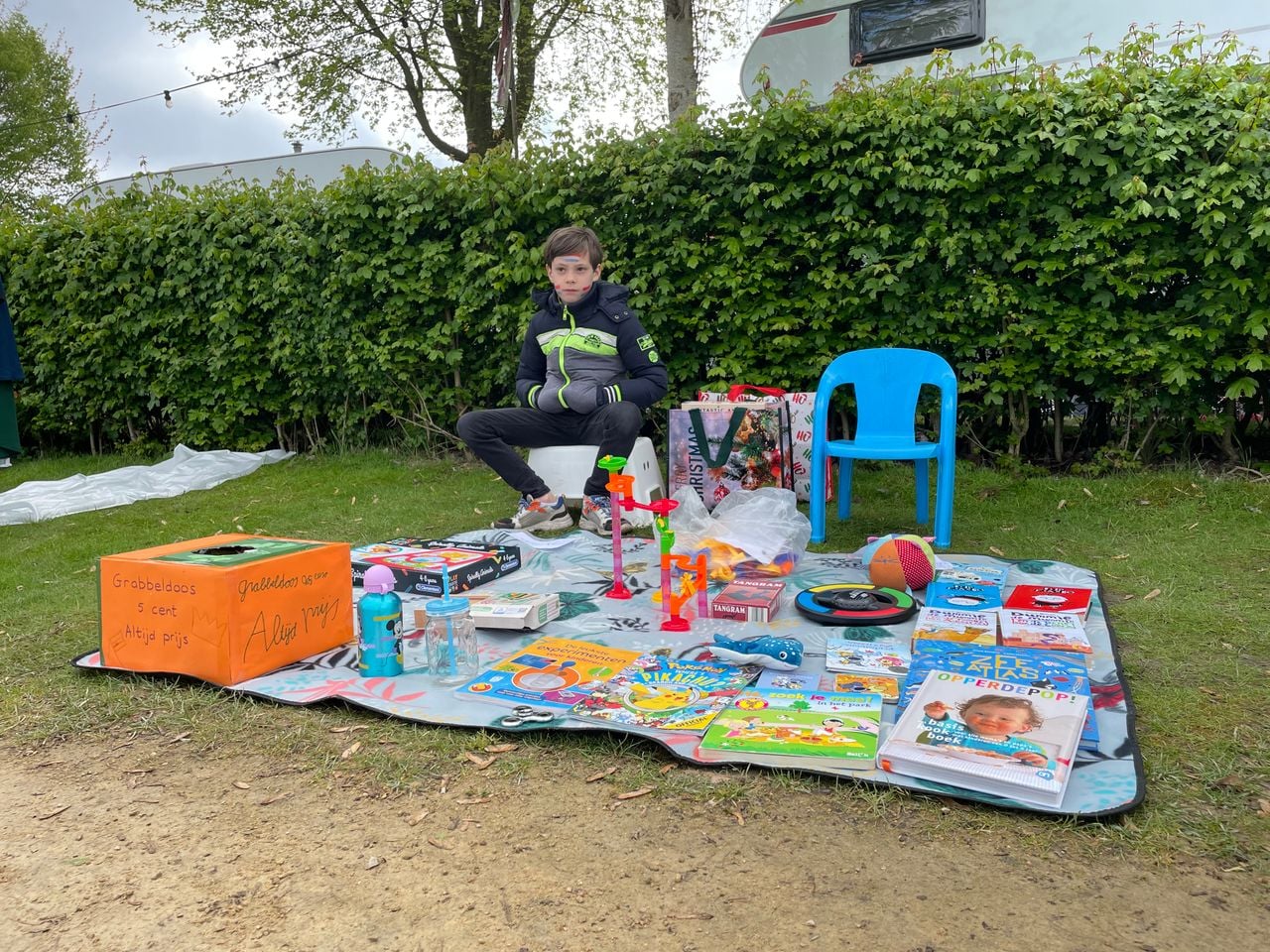 De vlooienmarkt in het Spoorpark (foto: Manon Snoeren).
