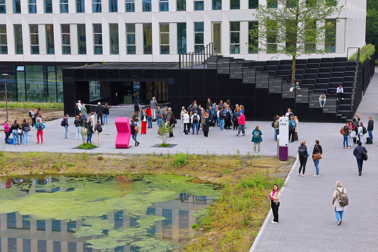 Studenten voor het gebouw van Fontys (foto: SQ Vision).
