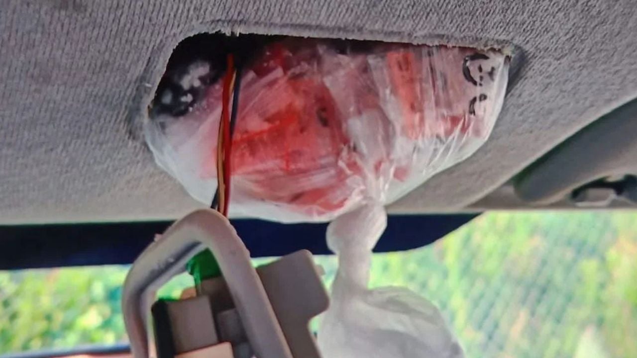 In de ruimte achter de lamp waren harddrugs verstopt (foto: politie).