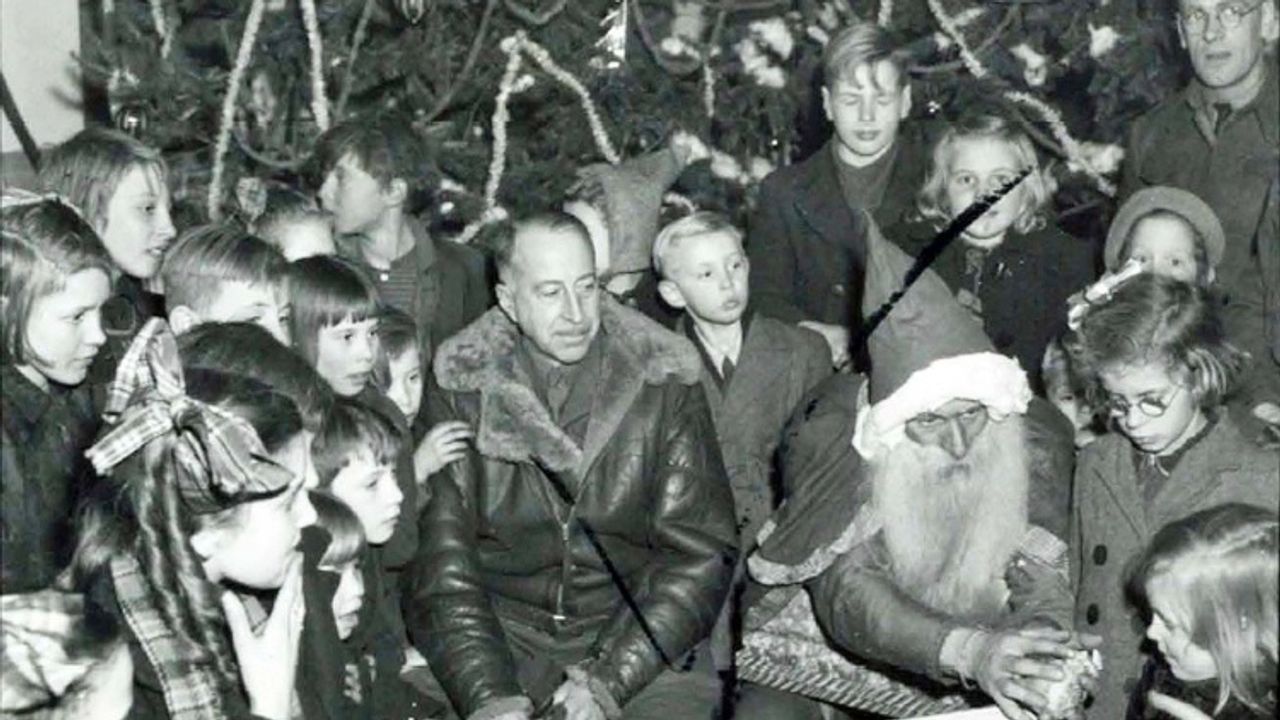 Generaal Crerar omringd door Tilburgse kinderen op een kerstviering op 24 december 1944 (foto: archief)