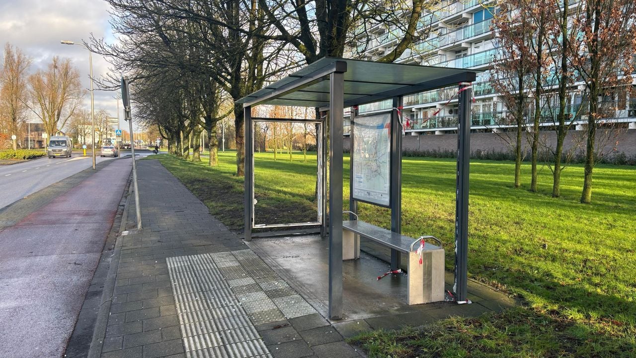 Ook twee bushokjes even verderop werden verwoest (foto: Sven de Laet).