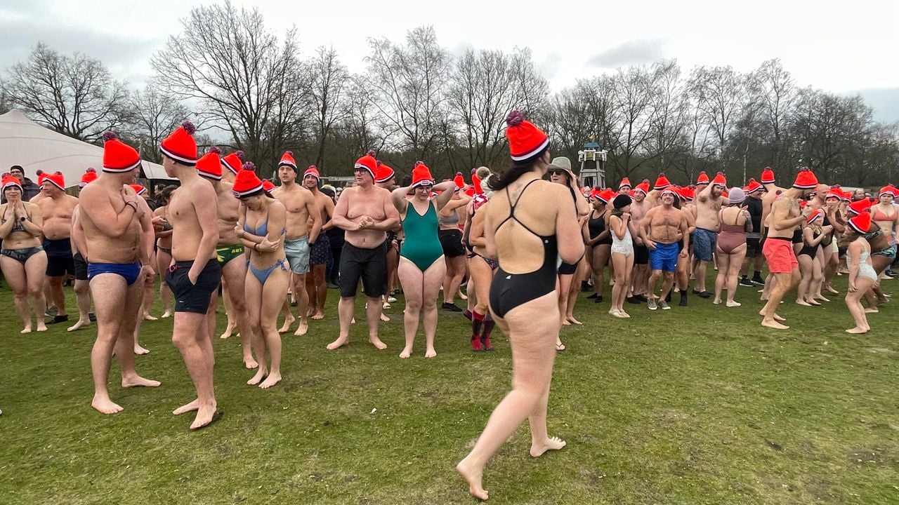 Vele honderden deelnemers stonden klaar voor de duik (foto: Raymond Merkx).