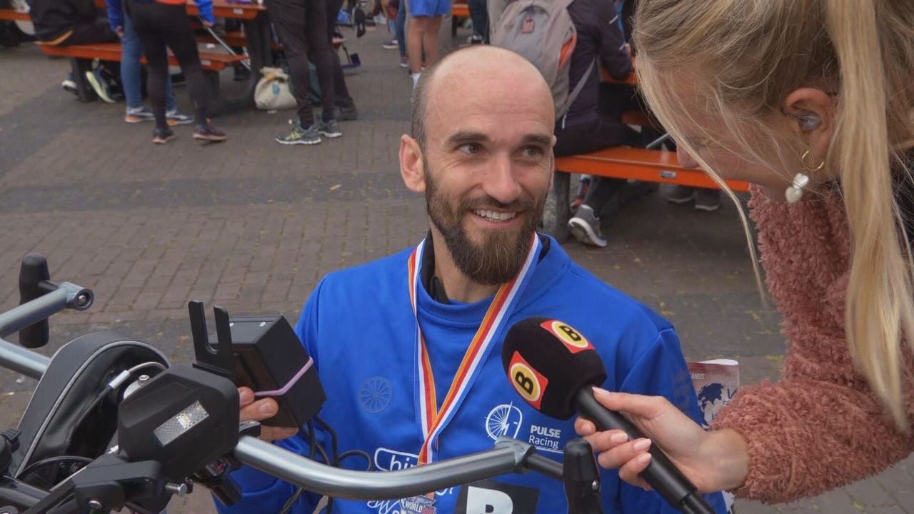 Een trotse Peter kwam over de finish bij Wings for Life Breda (foto: Omroep Brabant). 