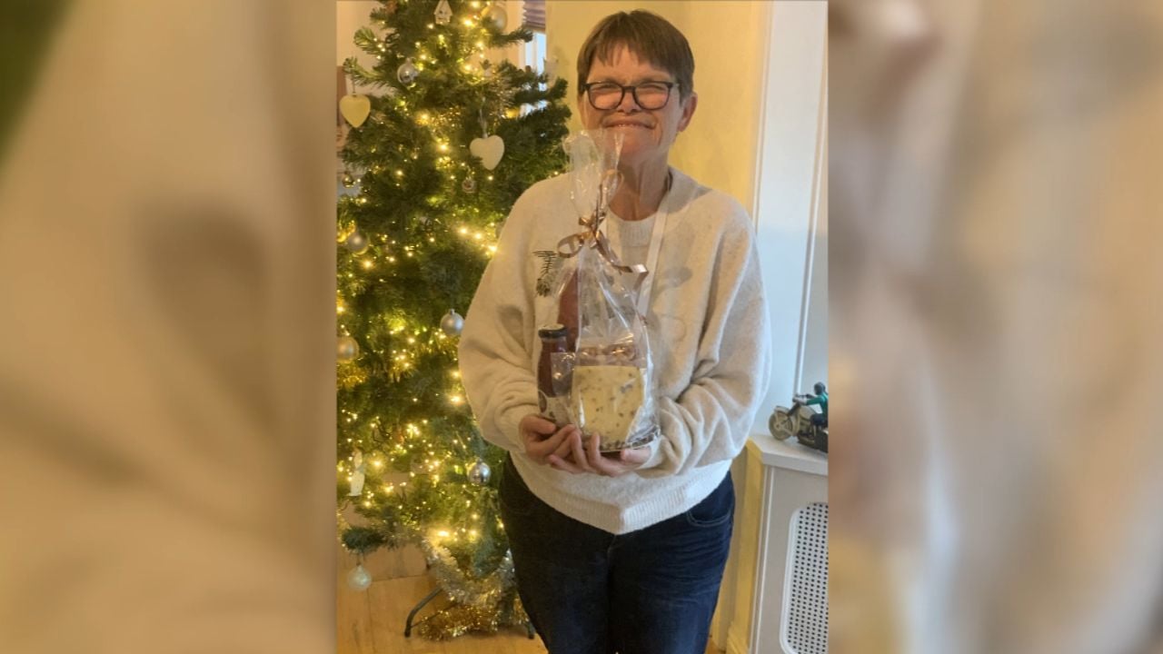 Tante Ellie bij de kerstboom van Marco (foto: privéarchief)