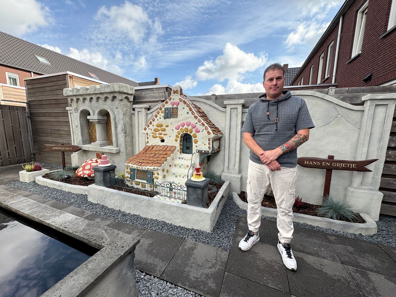 Een Efteling-raam, Hans en Grietje en het bordje (foto: Raymond Merkx).